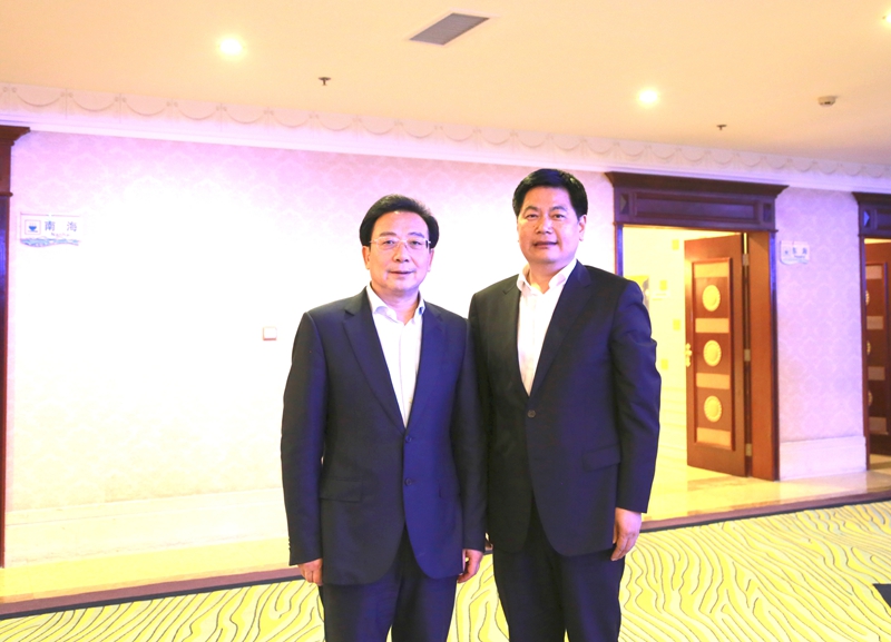 1460944804863199.jpg 德陽市委書記蒲波與四川現(xiàn)代教育集團(tuán)董事長蘇華親切合影_副本.jpg