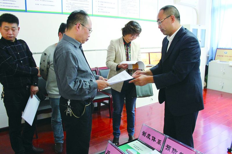 1512610730980774.jpg 省教育廳總督學(xué)傅明到中江職中進(jìn)行安全督查.jpg