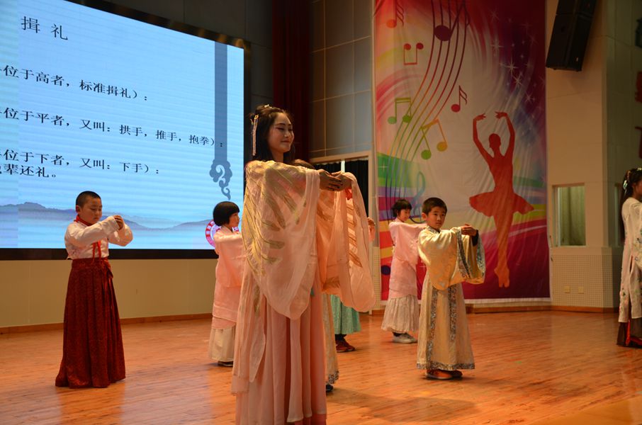 1525662159215512.jpg 德外小學(xué)舉行“首場漢服主題公開課”活動_副本.jpg
