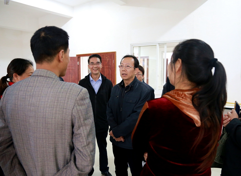 1539568561415286.jpg 杜宇副司長(右二)與彝區(qū)“9+3”駐校干部親切交談_副本.jpg