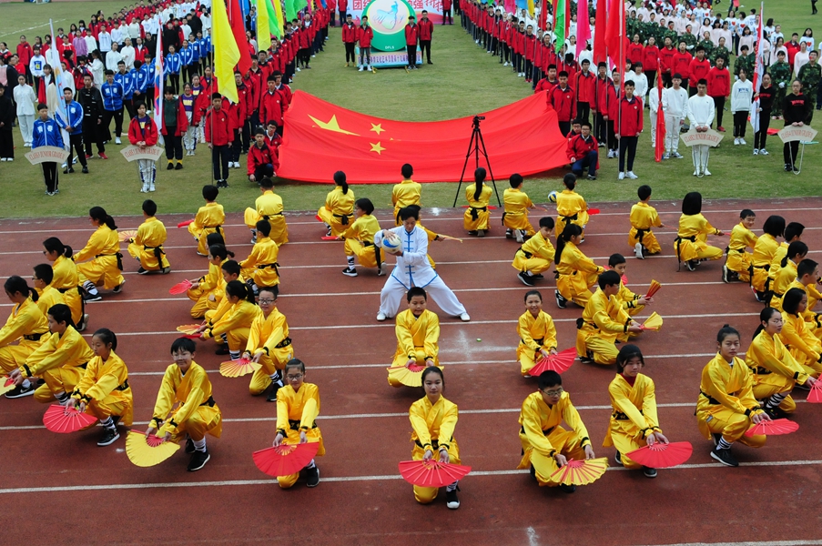 1541402475832572.jpg 德外舉行第十六屆體育文化藝術(shù)節(jié)暨第十九屆秋季運(yùn)動(dòng)會(huì)_副本.jpg