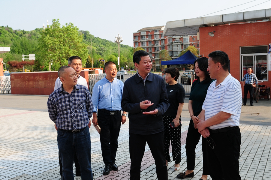 1555902723278830.jpg 屈直調(diào)研德陽外國語學(xué)校.jpg