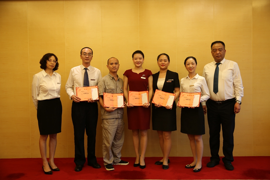 1571106659657842.jpg 蜀徽大酒店舉行2018—2019年度集團(tuán)優(yōu)秀員工頒獎(jiǎng)儀式.jpg