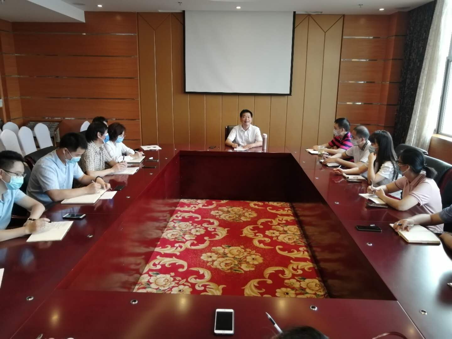 1591950145867601.jpg 四川現(xiàn)代教育集團召開會議傳達學習全國兩會精神.jpg