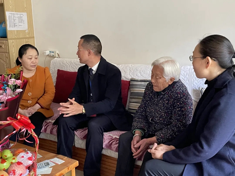 1615518755785222.jpg 繼光實(shí)驗(yàn)學(xué)校慰問中江見義勇為英雄王勇家屬.jpg