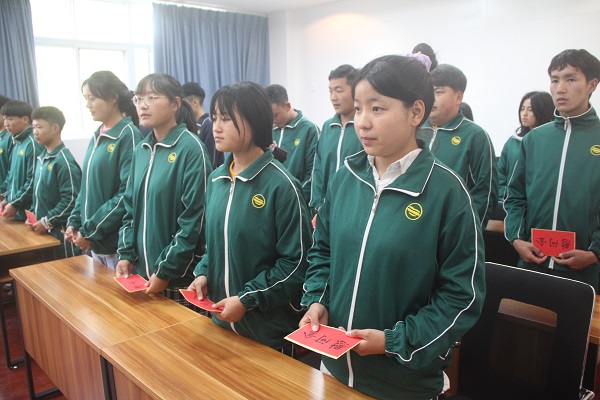 1618819251511375.jpg 中江縣委統(tǒng)戰(zhàn)部領(lǐng)導(dǎo)到中江職中看望慰問“9+3”學(xué)生2.jpg