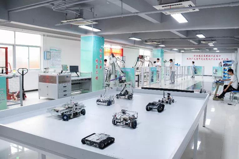 1634864530212285.jpg 學(xué)校部分實(shí)訓(xùn)室實(shí)景圖_副本.jpg