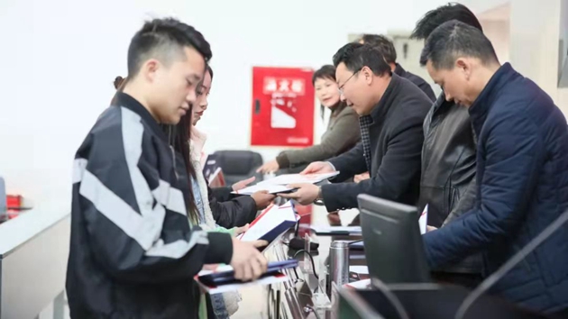 1640916248918367.jpg 學(xué)校領(lǐng)導(dǎo)為獲獎學(xué)生頒獎.jpg