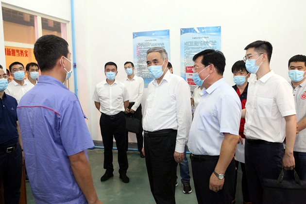 1661911404574300.jpg 辜勝阻與職業(yè)教育優(yōu)秀畢業(yè)生代表親切交談.jpg