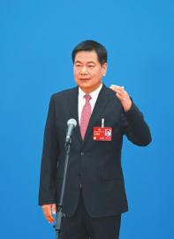 3月7日，“委員通道”集體采訪活動上，住川全國政協(xié)委員蘇華接受媒體采訪。 　　新華社記者 陳曄華 攝.jpg