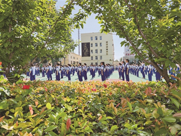 靈寶職業(yè)中等學(xué)校的學(xué)生正在學(xué)校操場(chǎng)上做著體操。調(diào)研組成員們被這些祖國(guó)花朵們釋放出的朝氣蓬勃的精氣神所打動(dòng)。本報(bào)特邀委員記者 黃宇光 攝.jpg