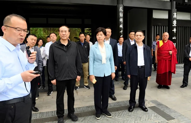 考察組在世園會(huì)主會(huì)場(chǎng)中華園藝展區(qū)成都園聽(tīng)取有關(guān)情況介紹。記者 姜寒冬 攝.jpg