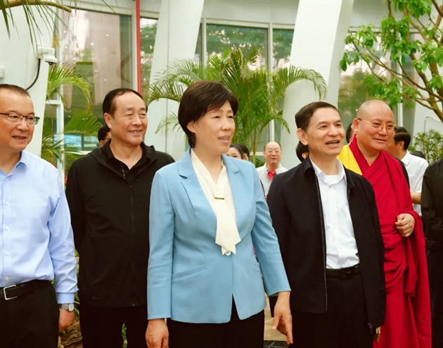 考察組在世園會(huì)主會(huì)場(chǎng)植物館考察展陳情況。記者 姜寒冬 攝.jpg