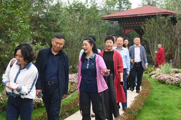 考察組在世園會(huì)國(guó)際園藝展區(qū)考察。記者 姜寒冬 攝.jpg